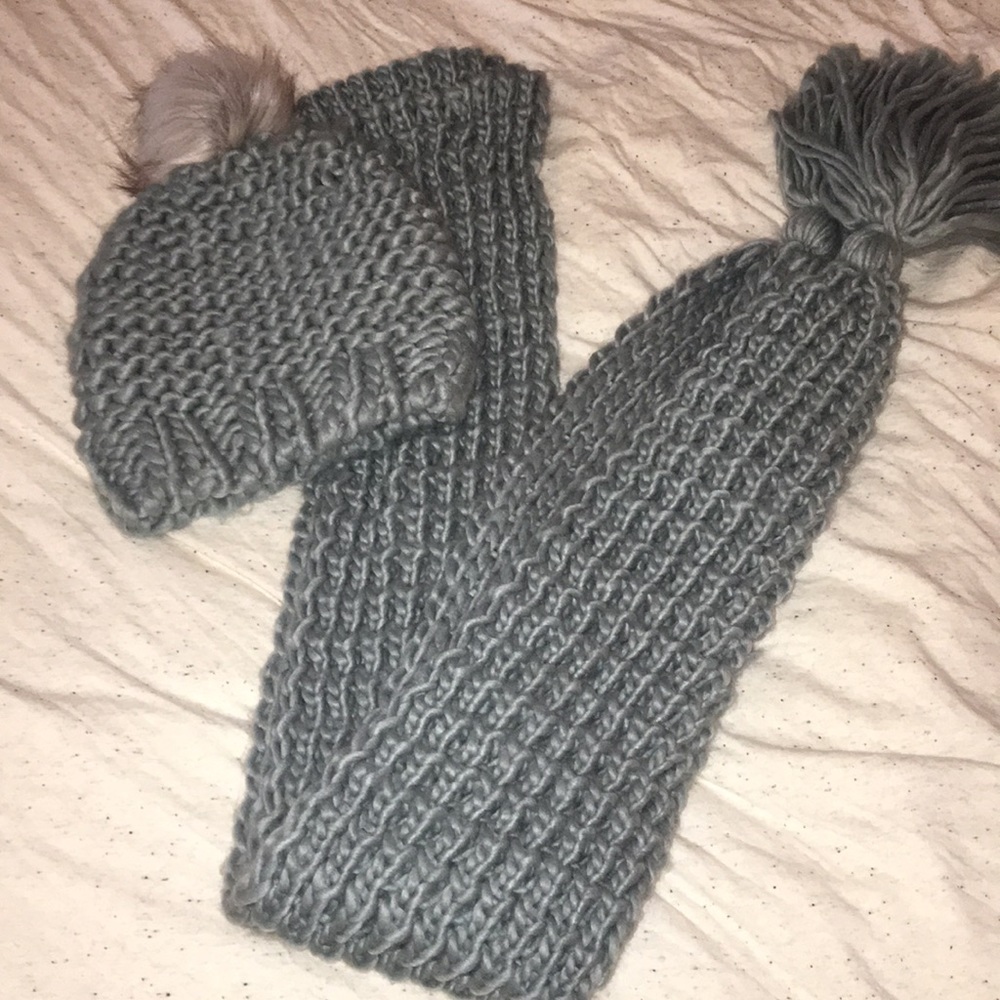 EUC - Chunky Knit Hat & Scarf Set (Teal) OS